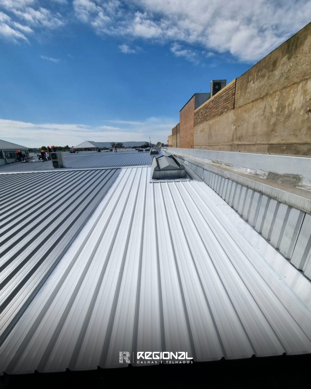 Cobertura metálica industrial com calhas e rufos instalados