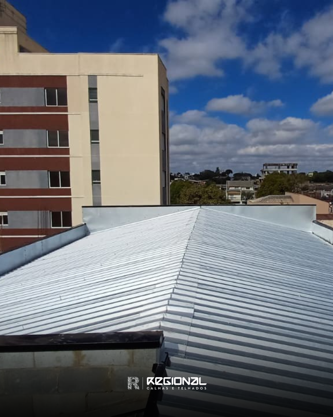 Telhado metálico galvanizado entregue em área urbana
