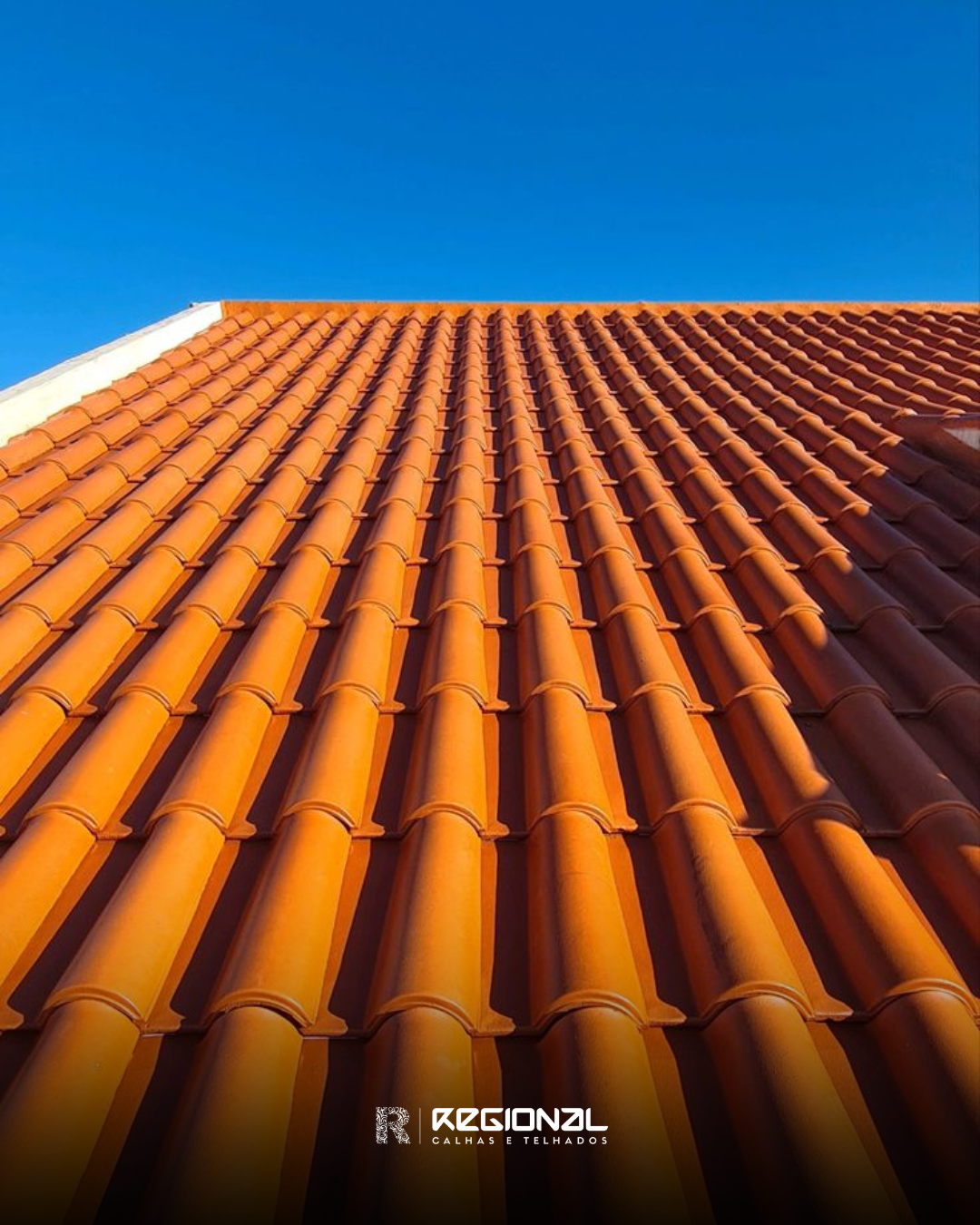 Telhado de telhas cerâmicas reformado com acabamento perfeito