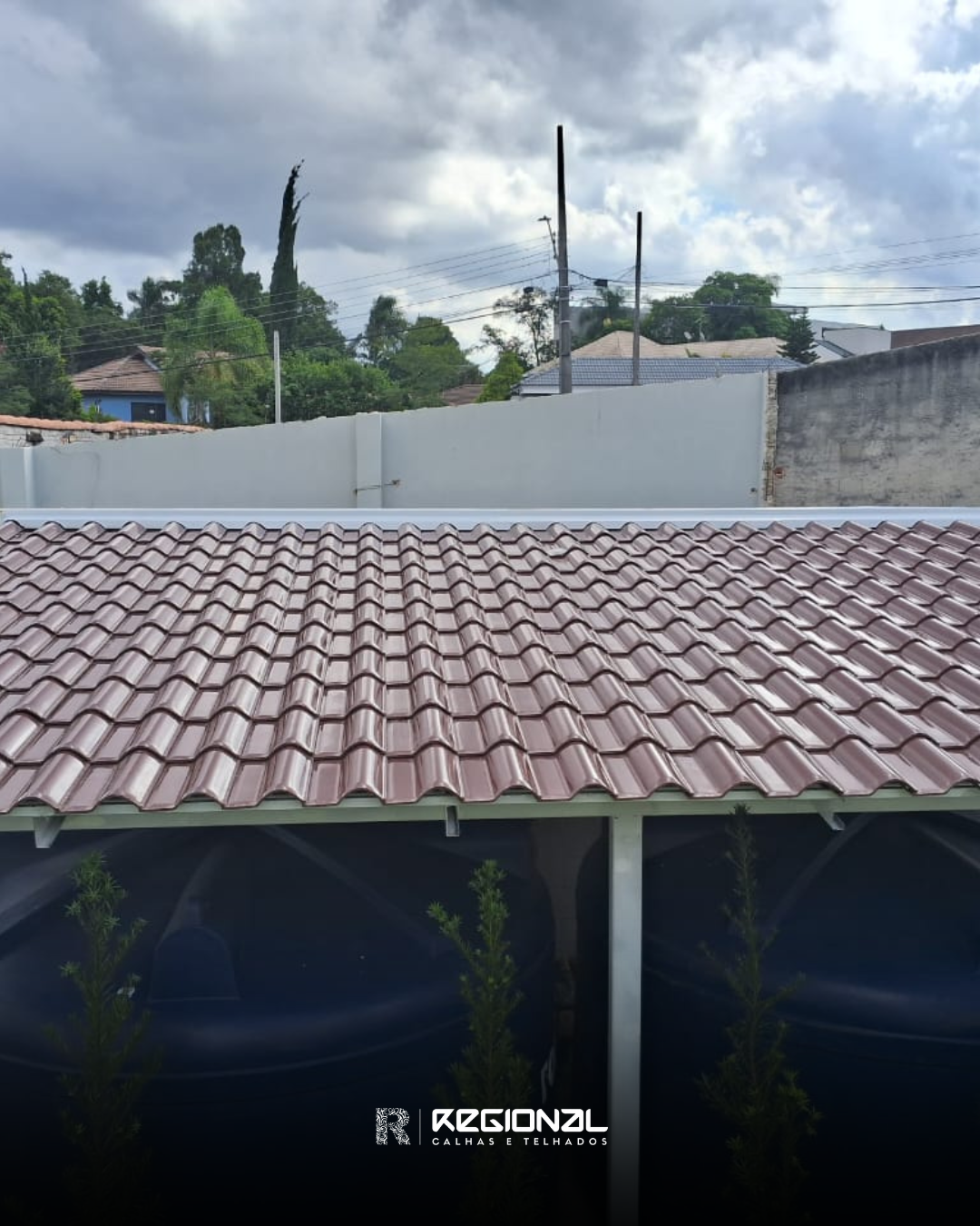 Cobertura de telha colonial esmaltada com calha em residência